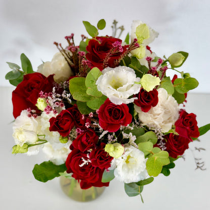 Alma | Ramo de Rosas Roja, Roja Spray, Lisianthus blanco y Eucalipto.