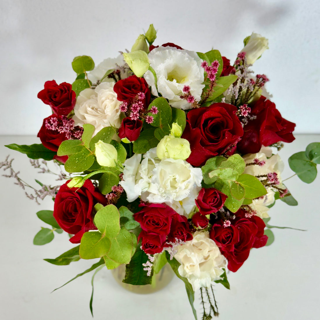 Alma | Ramo de Rosas Roja, Roja Spray, Lisianthus blanco y Eucalipto.