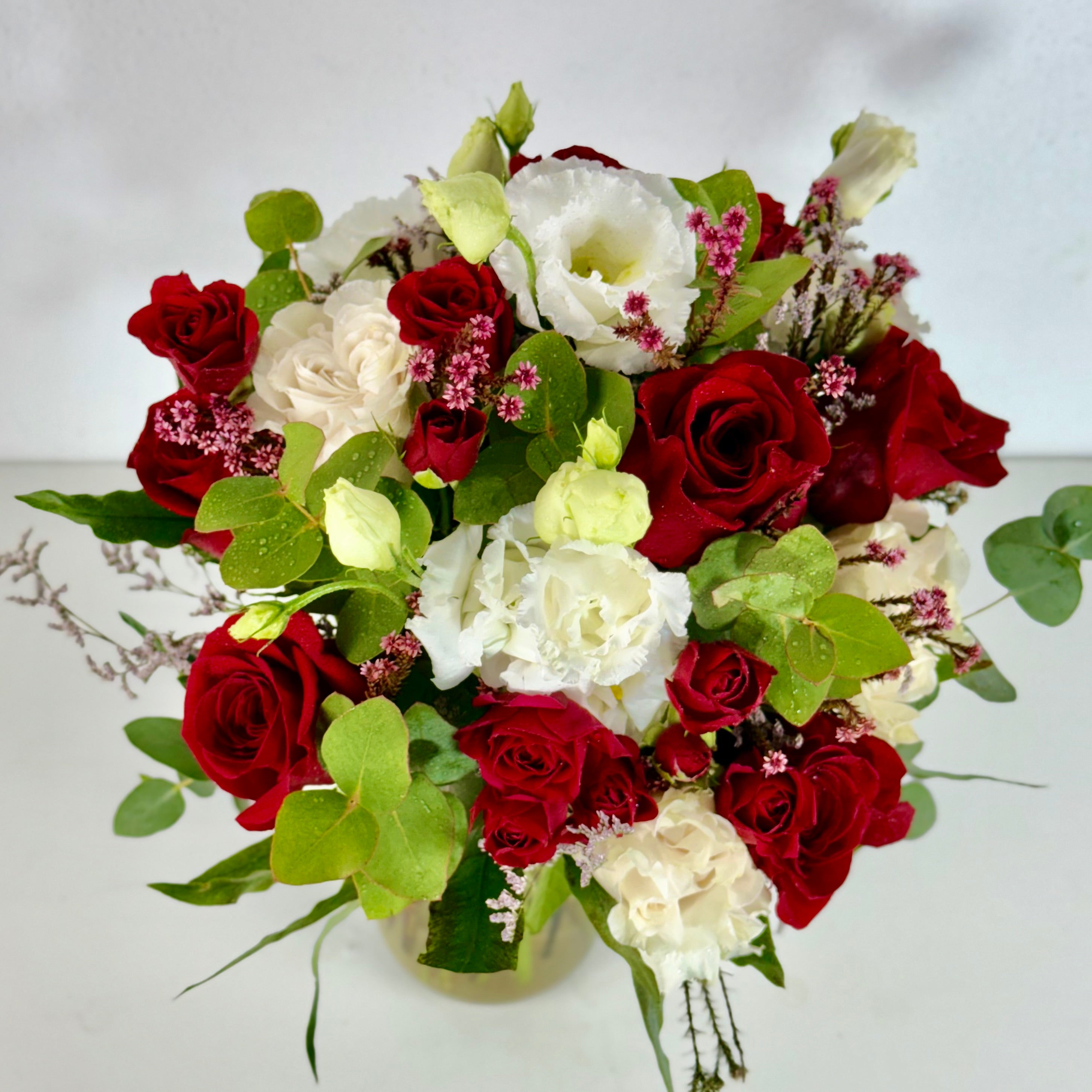 Alma | Ramo de Rosas Roja, Roja Spray, Lisianthus blanco y Eucalipto.