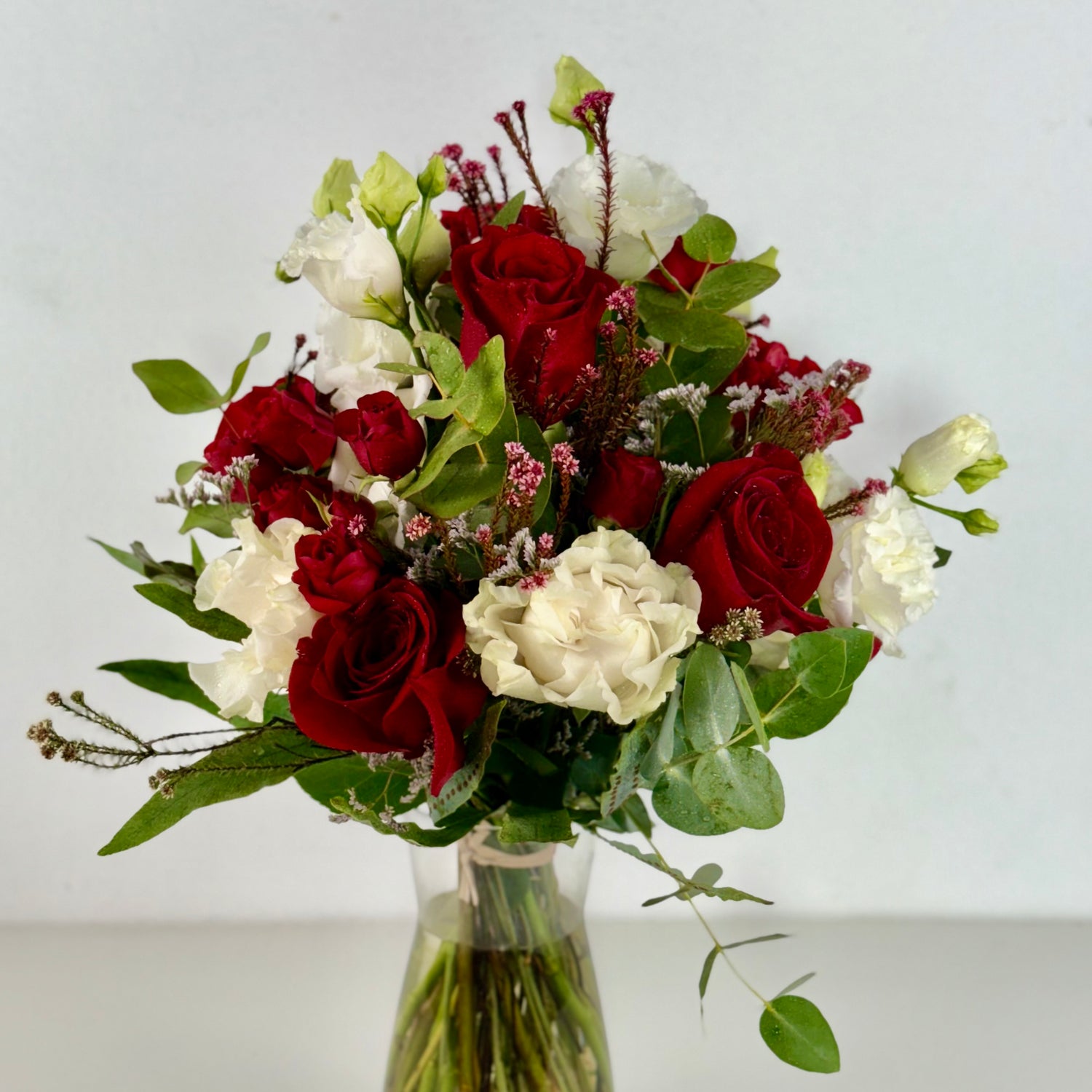 Alma | Ramo de Rosas Roja, Roja Spray, Lisianthus blanco y Eucalipto.