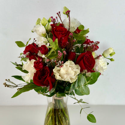 Alma | Ramo de Rosas Roja, Roja Spray, Lisianthus blanco y Eucalipto.