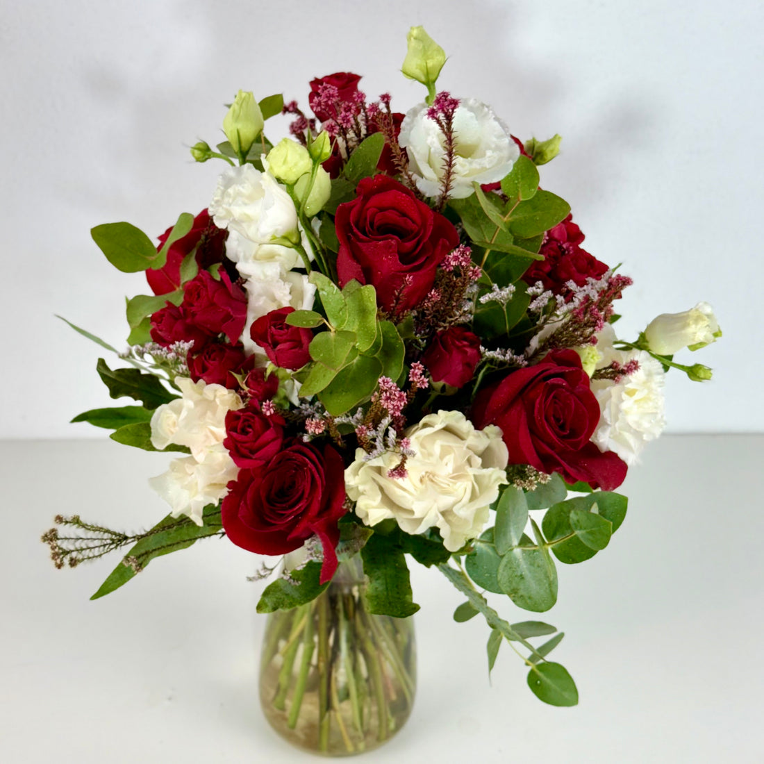 Alma | Ramo de Rosas Roja, Roja Spray, Lisianthus blanco y Eucalipto.
