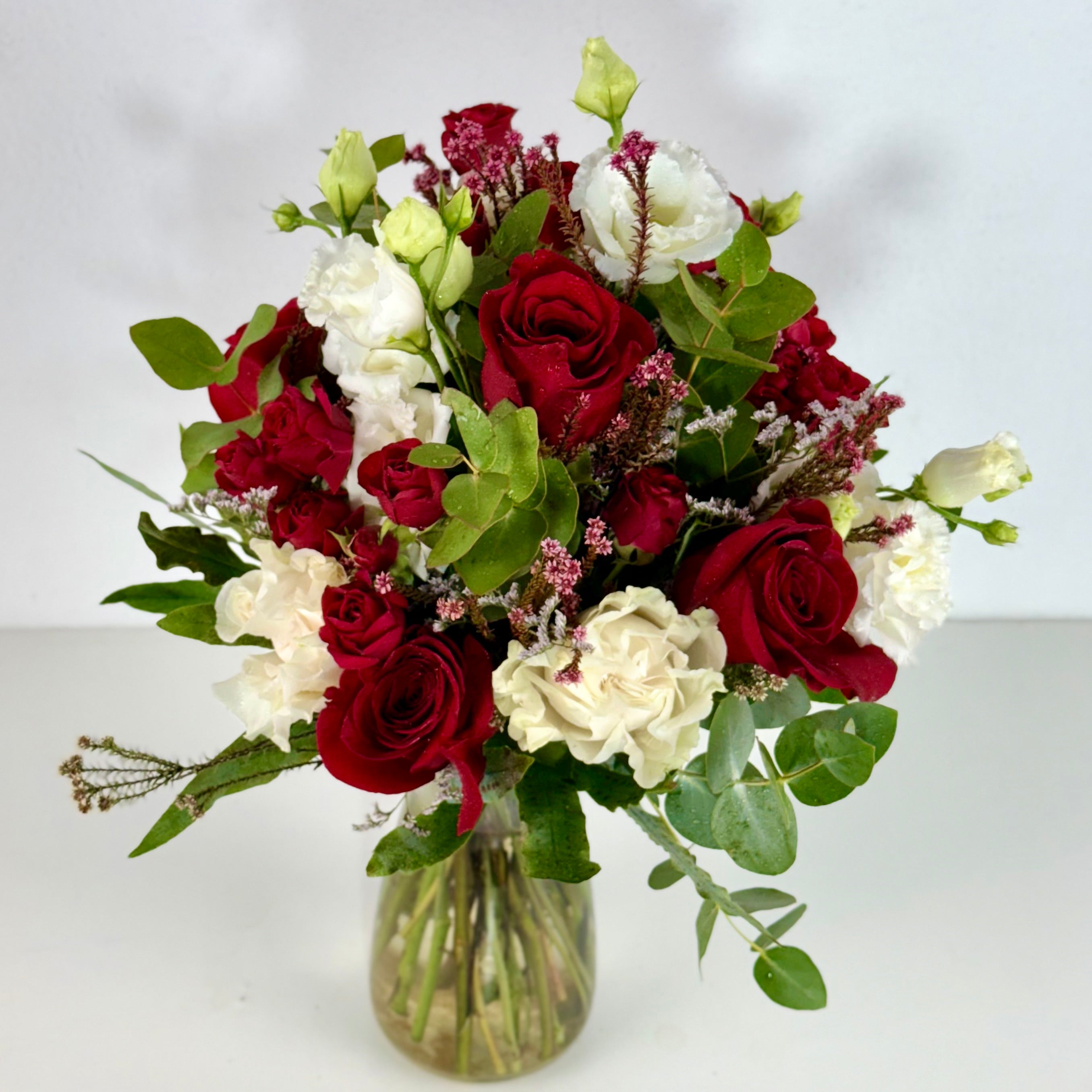 Alma | Ramo de Rosas Roja, Roja Spray, Lisianthus blanco y Eucalipto.