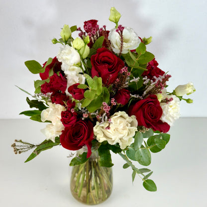 Alma | Ramo de Rosas Roja, Roja Spray, Lisianthus blanco y Eucalipto.