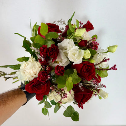 Alma | Ramo de Rosas Roja, Roja Spray, Lisianthus blanco y Eucalipto.