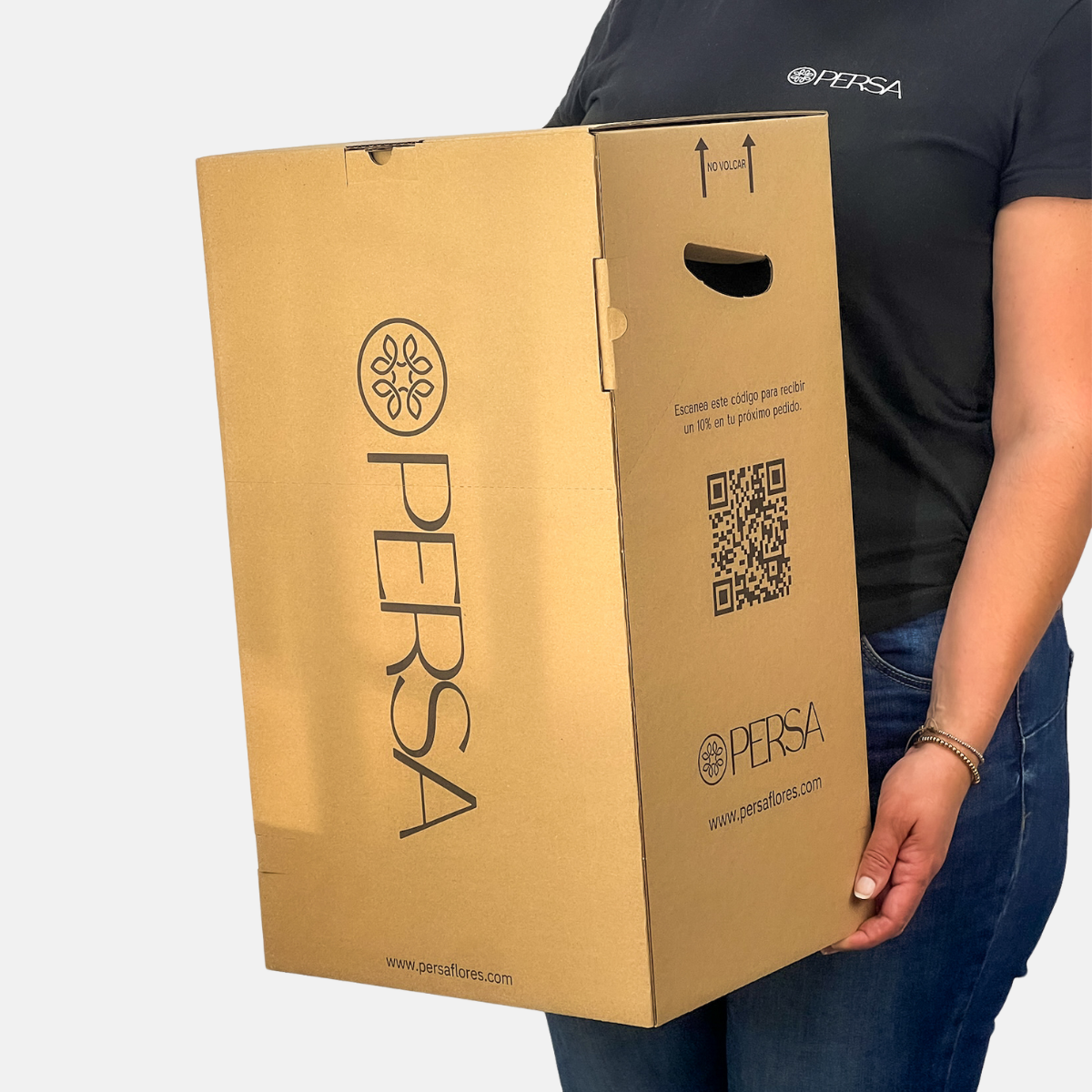 Caja protectora de cartón de Persa Flores, sostenida en la floristería.