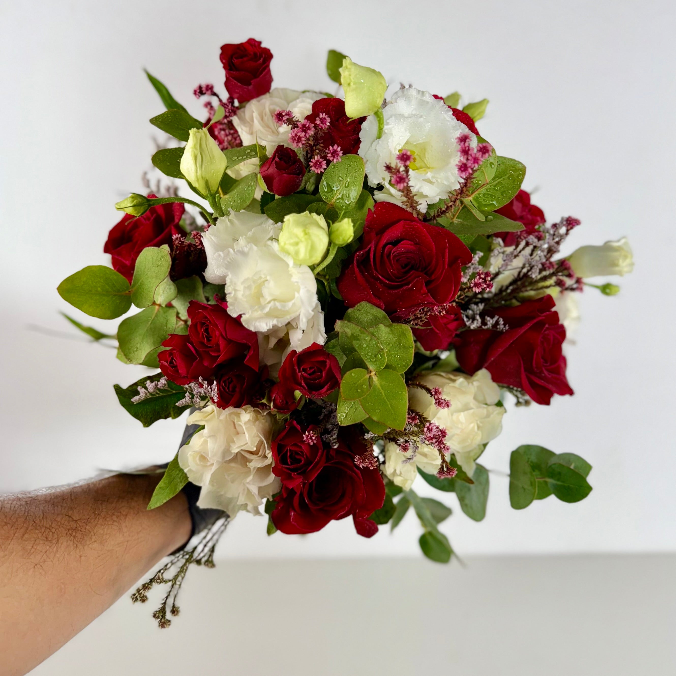 Alma | Ramo de Rosas Roja, Roja Spray, Lisianthus blanco y Eucalipto.