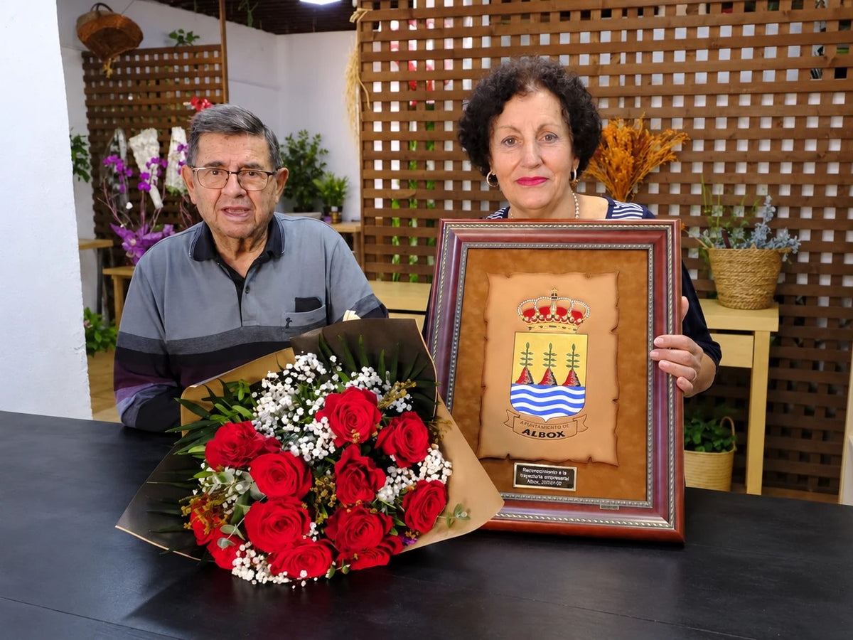 Paco and Maricarmen, founders of Persa Flores, with the Albox town council's award for the shop's business record