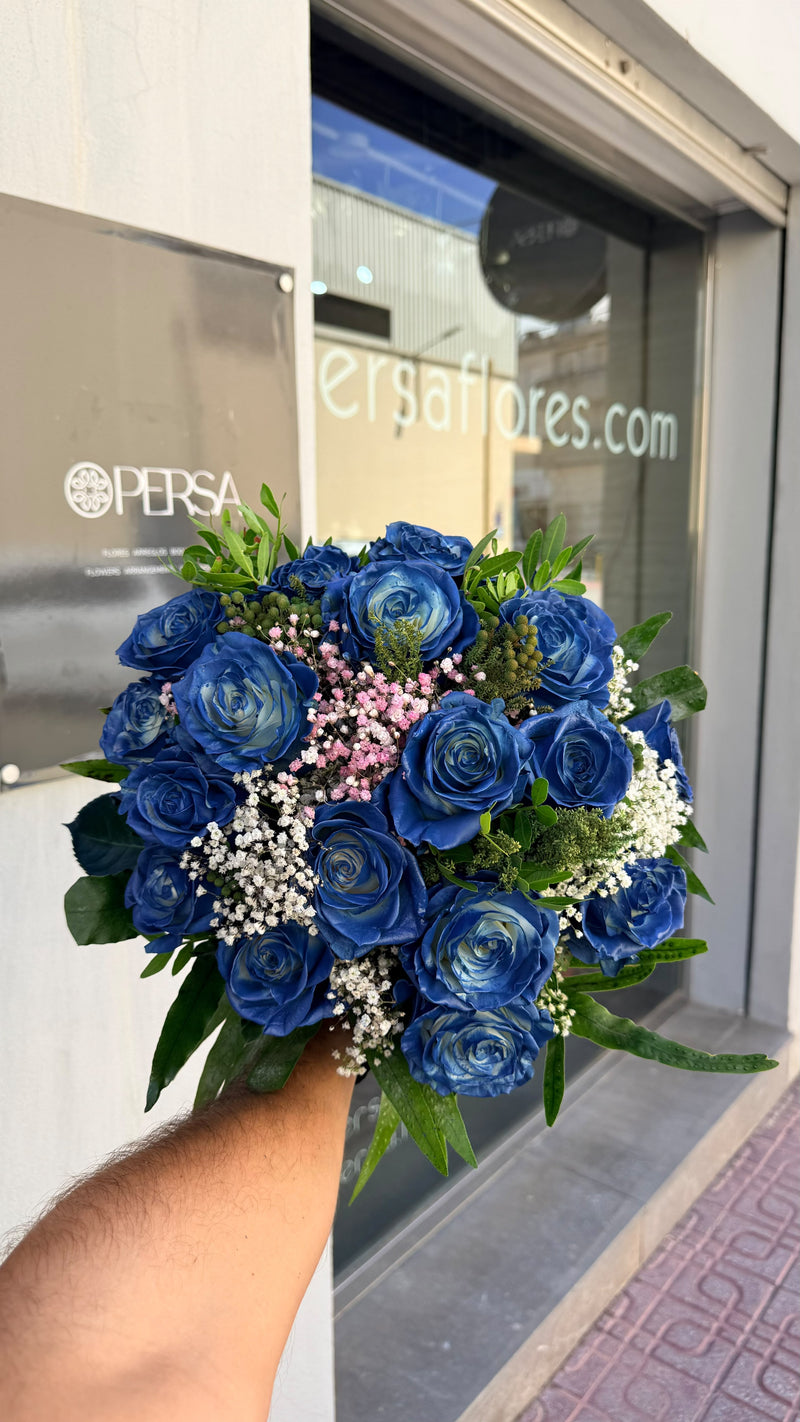 Ramo Azulona – Rosas Azules, fotografiado en nuestra floristería antes de salir