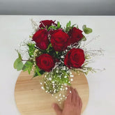 ramo de seis rosas Gun and Roses en un jarron de crsital