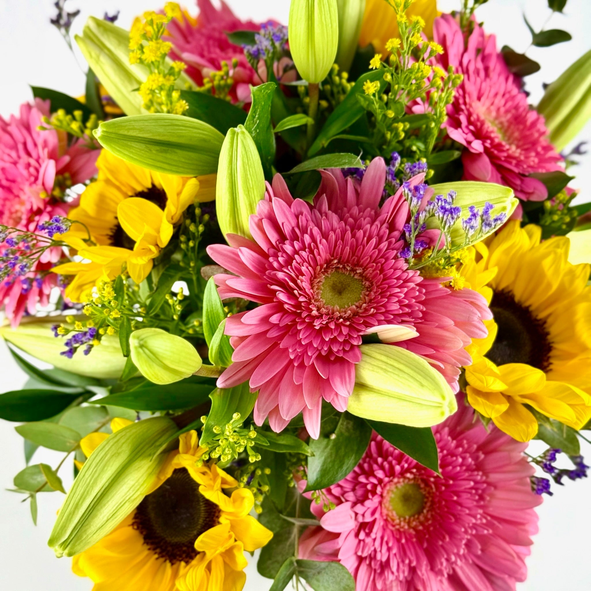 Ramo Alegría – Gerbera Rosa, Girasoles y Lilium Blanco - Persa Flores