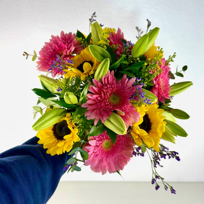 Ramo Alegría – Gerbera Rosa, Girasoles y Lilium Blanco - Persa Flores