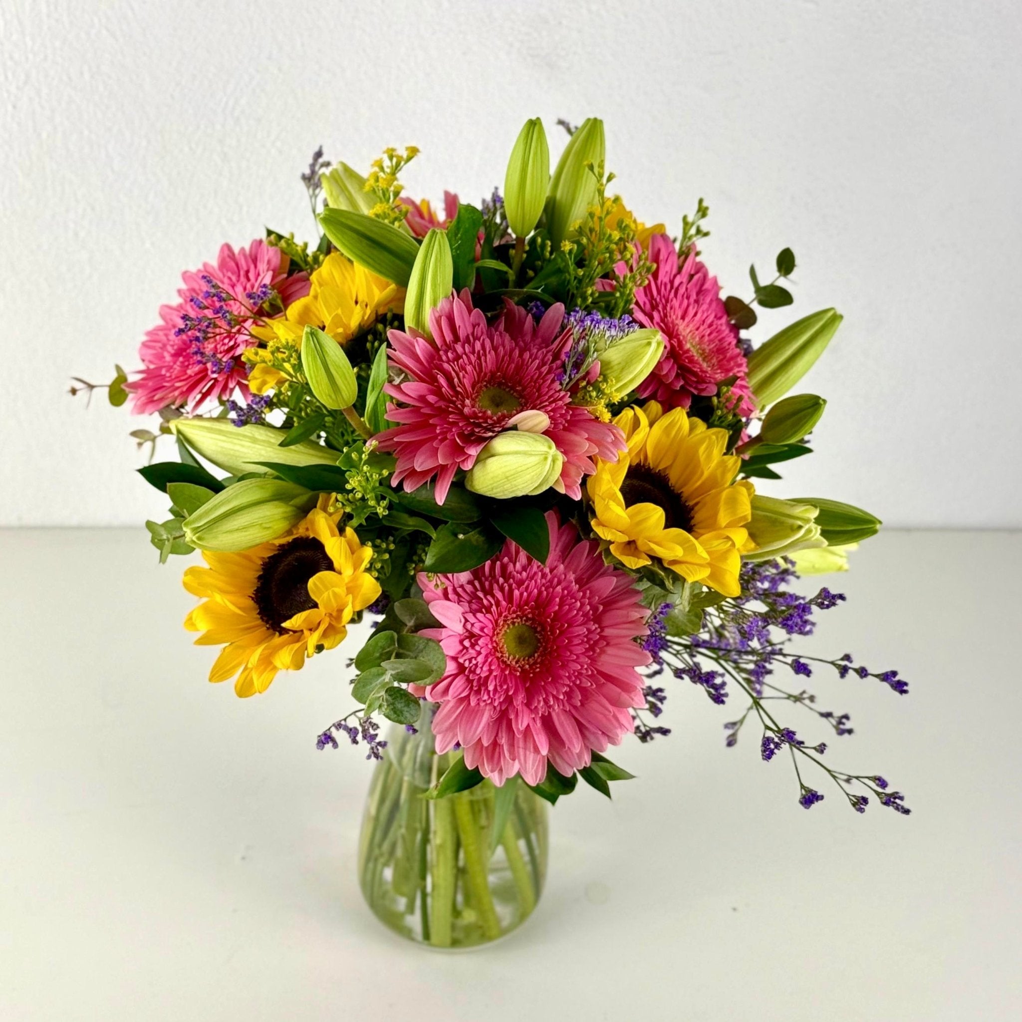Ramo Alegría – Gerbera Rosa, Girasoles y Lilium Blanco - Persa Flores