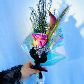 Rosa del Cuervo | Rosa Lavanda con Cala negra. - Persa Flores