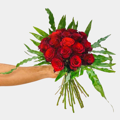 18 Rosas Rojas con Hojas - Persa Flores
