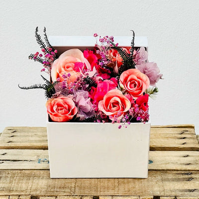 Rosas eternas •Caja 💜 •Hechas a mano 🧚🏼‍♀️ #ec #morado #flor #rose  #detalles #eternity #surprise #amore #love #💜 #💜💜 #cajasorpresa #rose…