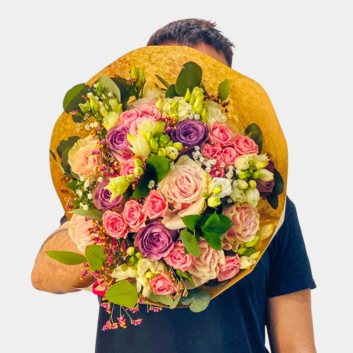 Fotografía real de un ramo envuelto de Persa Flores.